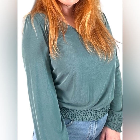 Green Envelope M Ribbed Long Sleeve Top with elastic ruched hems - Picture 6 of 8
